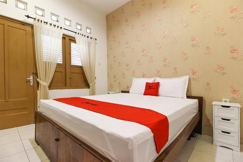 فندق Reddoorz Near Rs Sarjito يوغياكارتا المظهر الخارجي الصورة