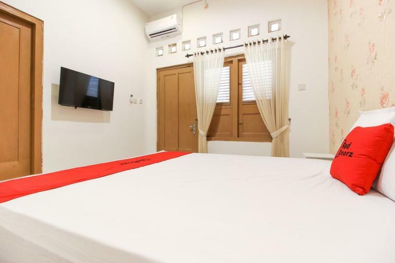 فندق Reddoorz Near Rs Sarjito يوغياكارتا المظهر الخارجي الصورة