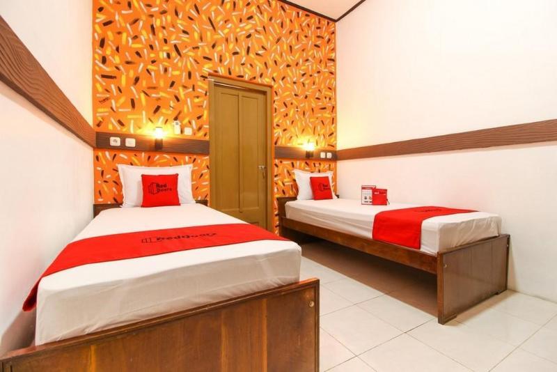 فندق Reddoorz Near Rs Sarjito يوغياكارتا المظهر الخارجي الصورة
